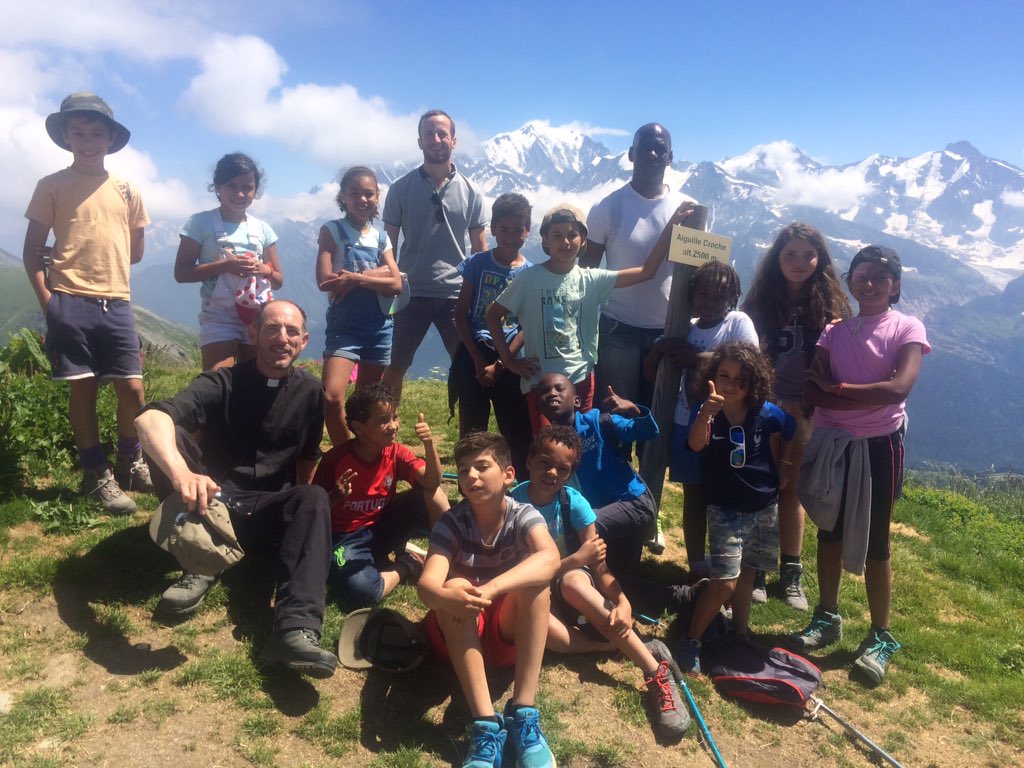 PatroduCoeur's tweet photo. Avant-dernier jour du #CampSaintRaph du @PatroduCoeur ! 13 volontaires accomplissent l’ascension de l’aiguille Croche (2500m) ! Un grand bravo ! https://t.co/FJ51dSB1ba