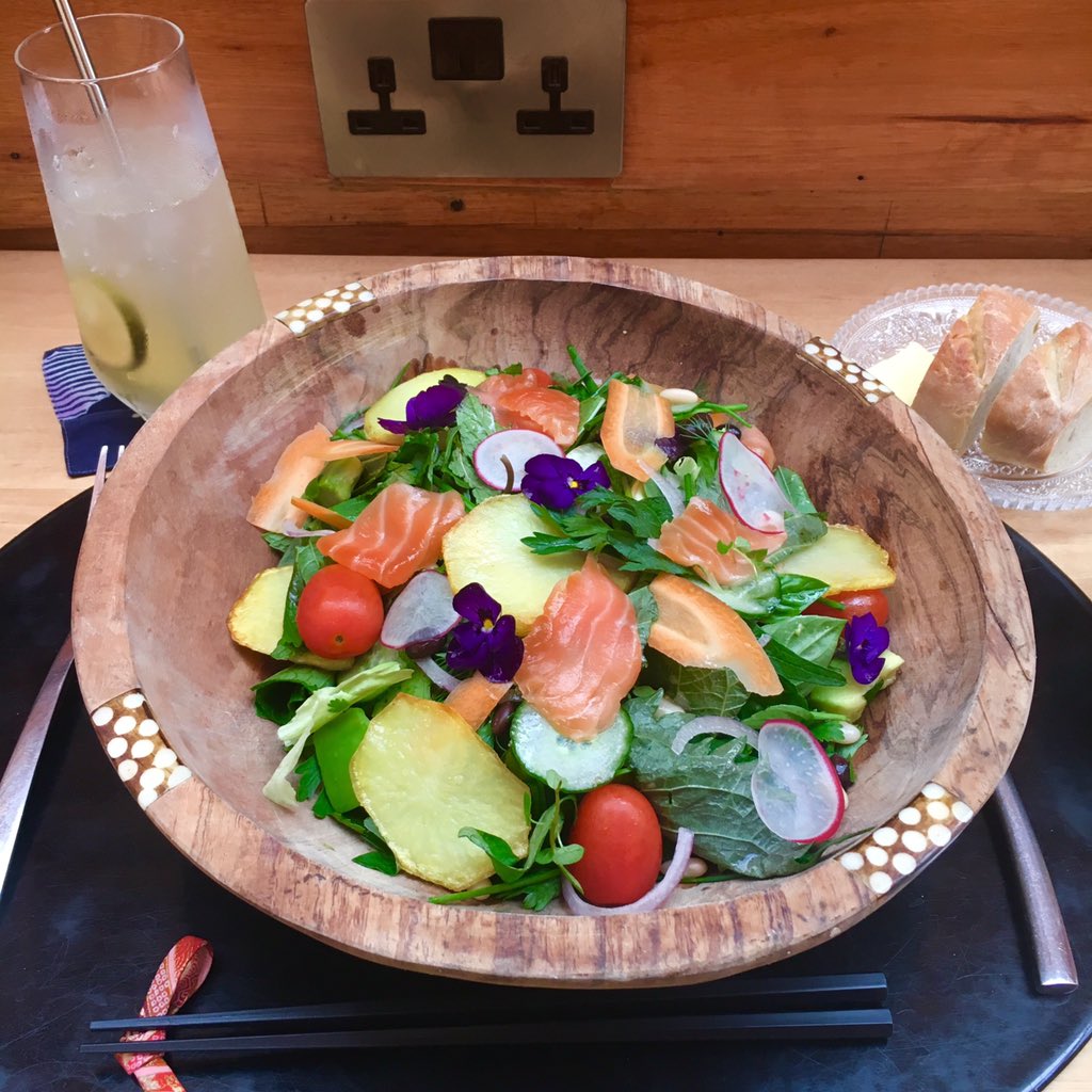 fromage_neko's tweet photo. カンパラ #YAMASEN のFarm Saladは30種類くらいお野菜が入ってて食べ応え満点。フィールド任地の方、出張が多い方、ビタミンが不足したらぜひ。 https://t.co/4LrY3plvAK