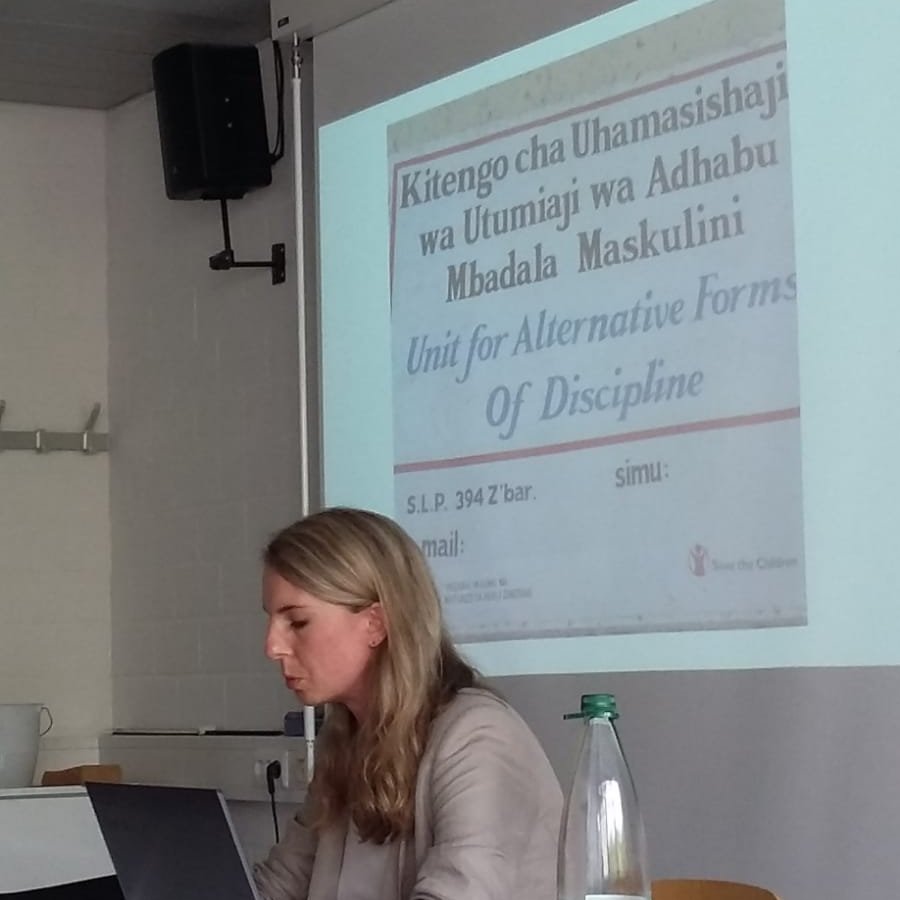 Mit einem spannenden und informativen Vortrag von <a href="/Franziska_Fay/">Franziska Fay</a>, <a href="/NormativeOrders/">Normative Orders</a>, im Afrikanistischen Kolloquium verabschiedet sich #afrikanistik vom Sommersemester 2019