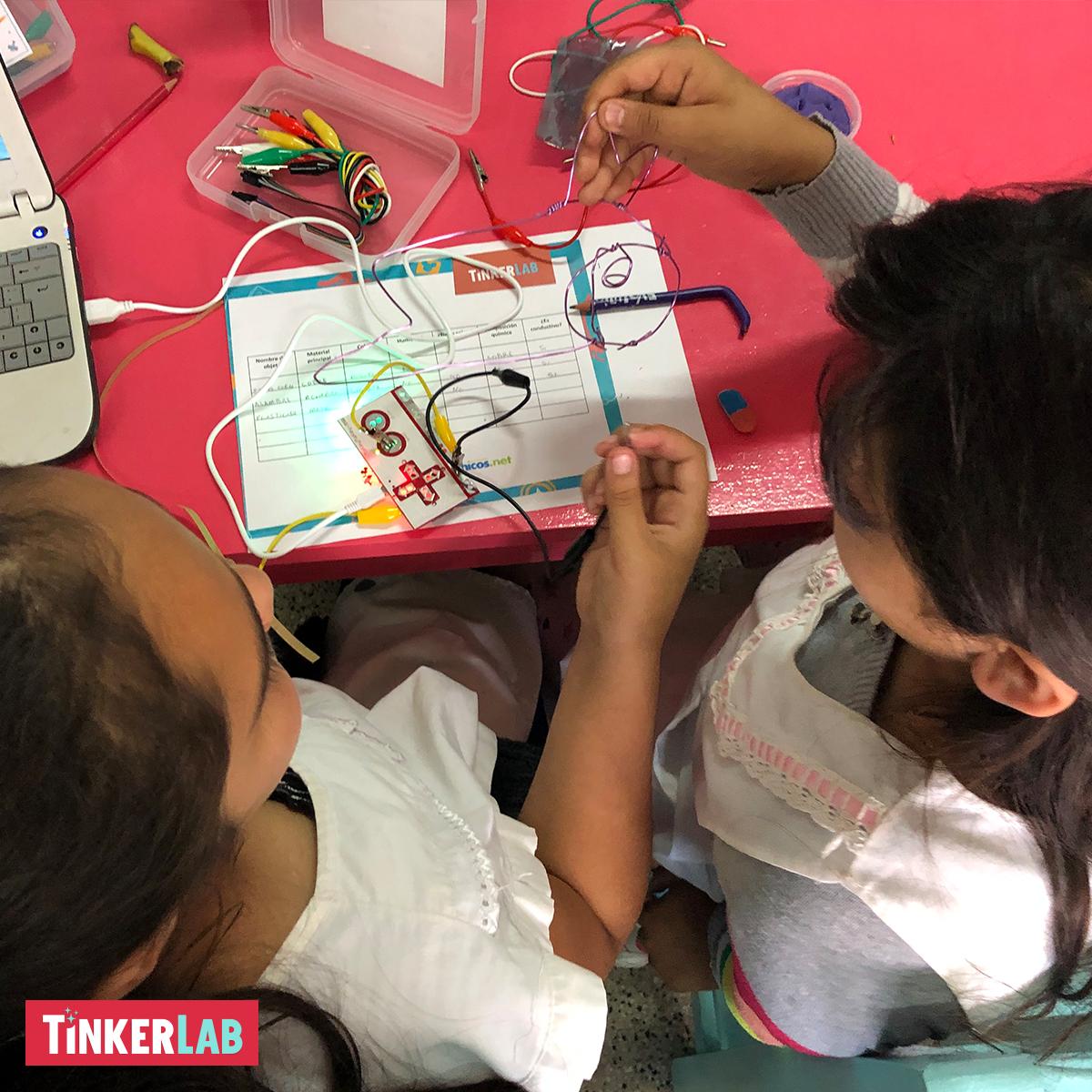 chicos_net's tweet photo. En #TinkerLab alumnos y alumnas aprenden cómo la electrónica y la programación se pueden
vincular, generando una comunicación entre la máquina y su entorno. Una iniciativa de #CompromisoDisney desarrollada junto a @chicos_net y el apoyo de @HacedoresCom e @instcrescer https://t.co/ssz0Vhgxxz