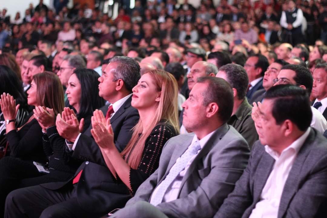 El día de ayer asistí al 1er Informe de Actividades Legislativas del Senador de la República por el #Edomex <a href="/higinio_mtz/">Higinio Martínez</a> y la Senadora Martha Guerrero, personajes políticos que velan por los intereses de los mexiquenses, orgullosos de su trabajo y del compromiso que tienen.