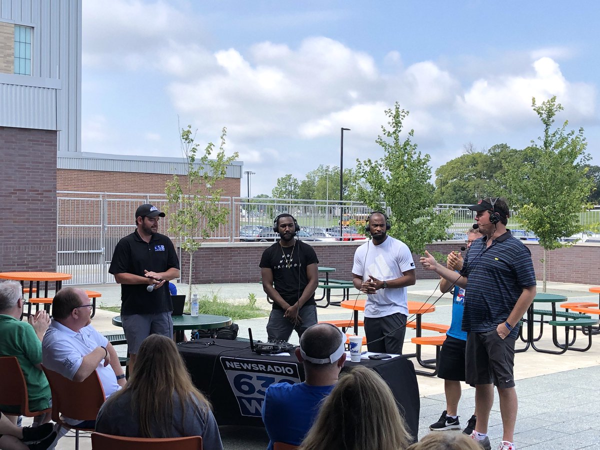 BluegrassBoys19's tweet photo. Former Cats Dominique Hawkins and Wayne Turner on @KySportsRadio talking about tonight’s @thetournament matchup. https://t.co/M5o2y5ImDz