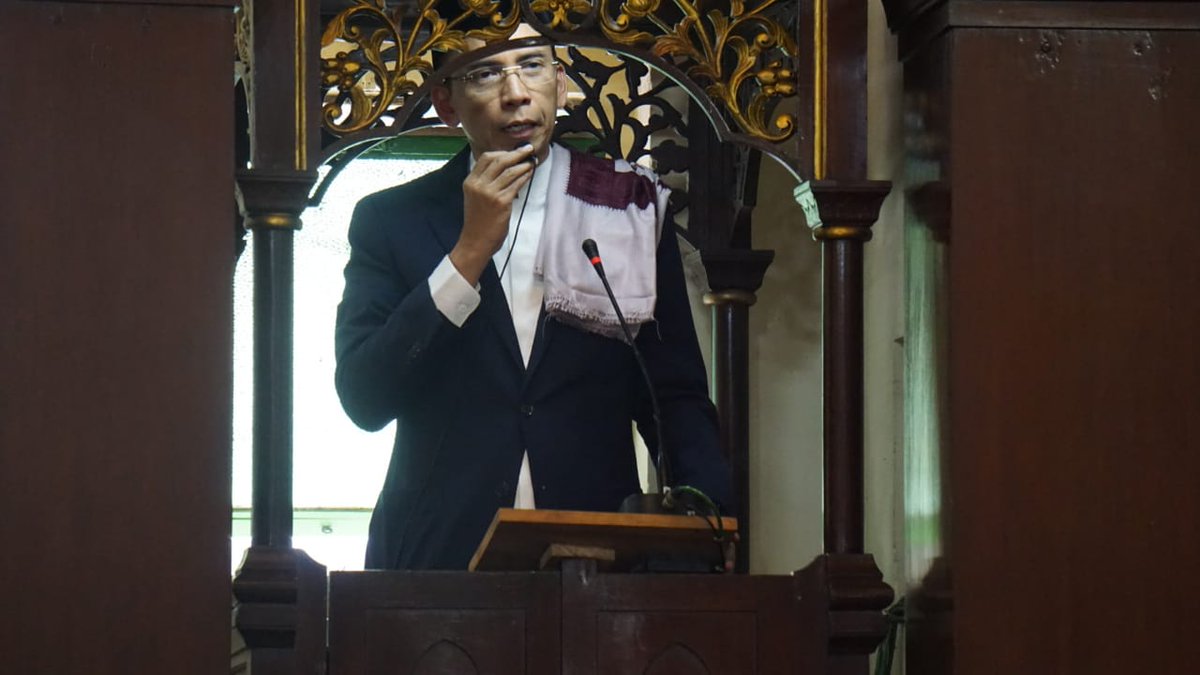CbbHeryanto's tweet photo. TGB mengingatkan perlunya menjaga persaudaraan &amp; menghindari fitnah oleh umat islam Indonesia, modal kehidupan utama adlh Taqwa. Perintah ini berlaku bagi kita semua, ktka dlm keadaan bermusuhan Allah mendekatkan hati kalian bersaudara dg nikmat Allah. Masjid Tegalsari 17/7/2019 https://t.co/cddwsS0NRK