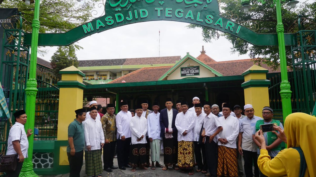 CbbHeryanto's tweet photo. TGB mengingatkan perlunya menjaga persaudaraan &amp; menghindari fitnah oleh umat islam Indonesia, modal kehidupan utama adlh Taqwa. Perintah ini berlaku bagi kita semua, ktka dlm keadaan bermusuhan Allah mendekatkan hati kalian bersaudara dg nikmat Allah. Masjid Tegalsari 17/7/2019 https://t.co/cddwsS0NRK