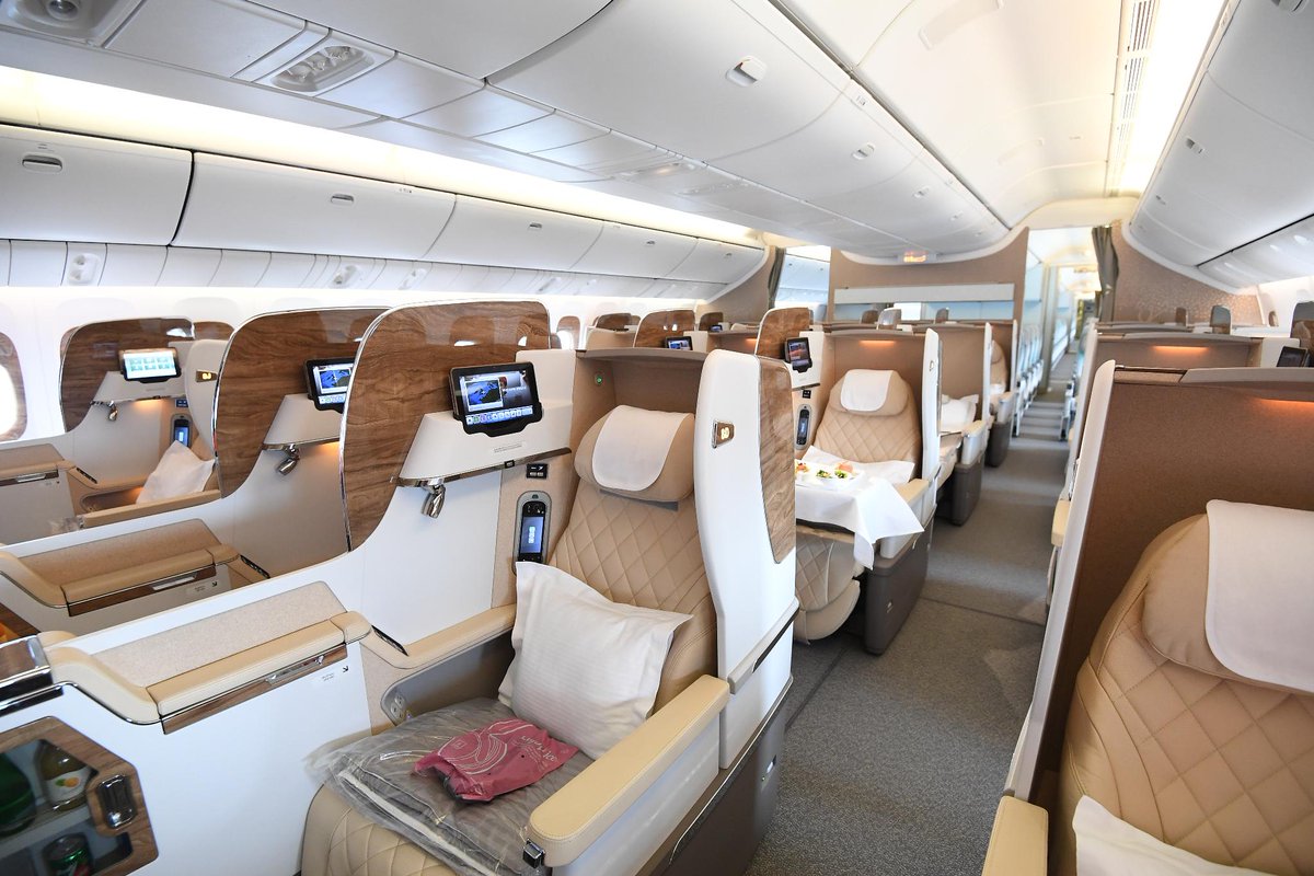 Boeing 777 300er бизнес. Boeing 777 300er Emirates салон первый класс. Boeing 777‑300er первый класс. Первый класс Боинг 777 Эмирейтс. Emirates 777-300er бизнес.