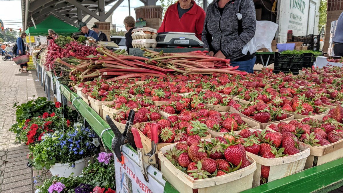 prophotoblogs's tweet photo. ProPhoto is made by a small company that believes in taking great care of its customers--and its employees. That's why each of our team members gets a complimentary CSA share each summer! 🥕🍅🥔🌽
@Visser_Farms #CSA #hollandfarmersmarket #farmersmarket #plantpowered #prophoto7 https://t.co/tezi8SP41F