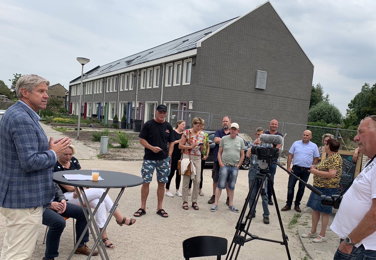 We vierden gister dat de versterking en verduurzaming van ‘de 64’ woningen is afgerond. “Het is mooi dat dit project nu afgerond is en deze woningen veilig zijn. Daar staan we graag met z’n allen even bij stil“, aldus Gerke Brouwer, directeur Woongroep Marenland.