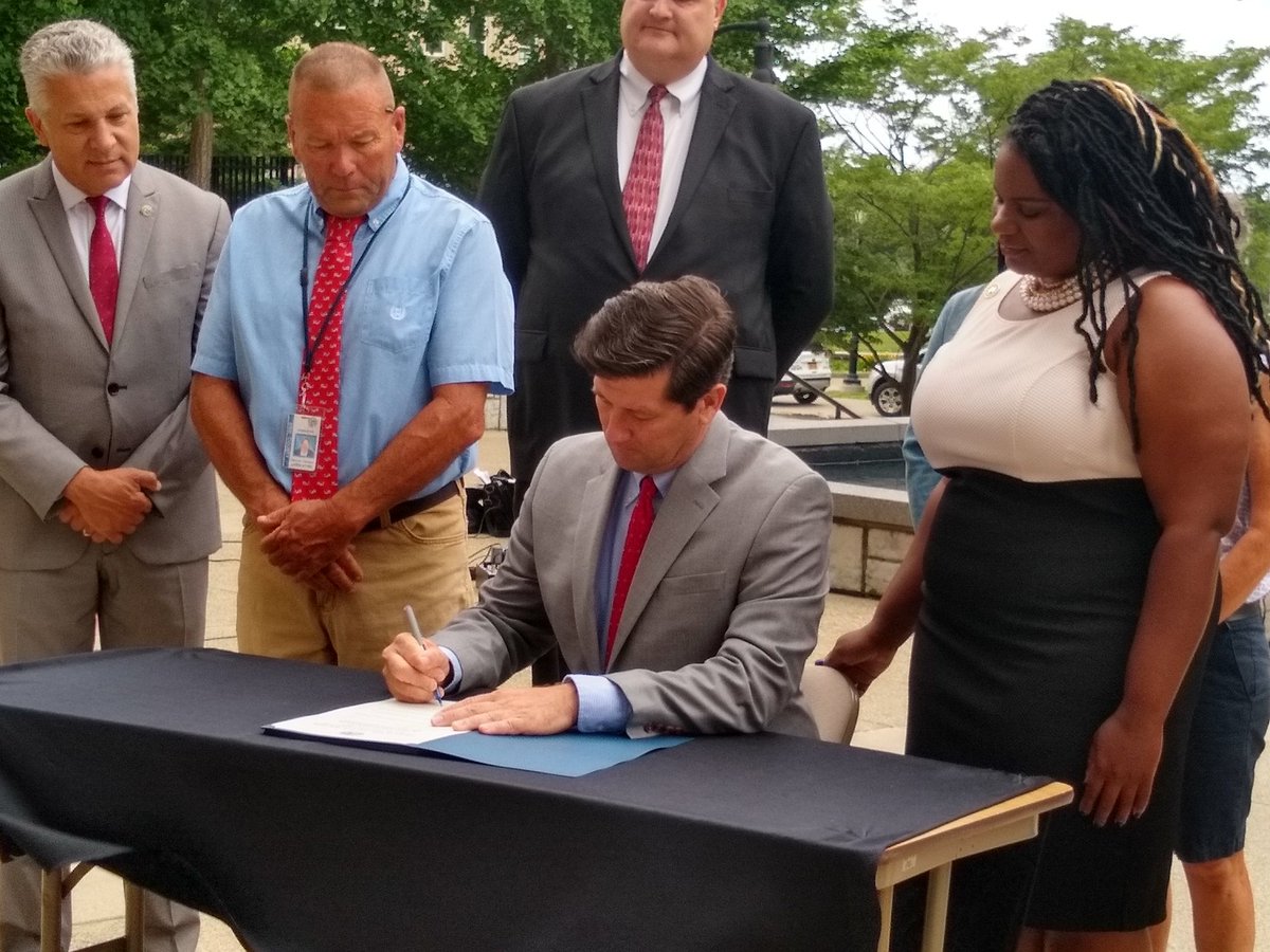 markpoloncarz's tweet photo. Today, I signed into law an important piece of legislation: the creation of the Corrections Specialist Advisory Board. This new law lays the groundwork for better treatment and outcomes in our Jails. I thank Chairwoman @AprilBaskinld2 for her strong leadership on this issue. 1/2 https://t.co/tdLjqJmMnb