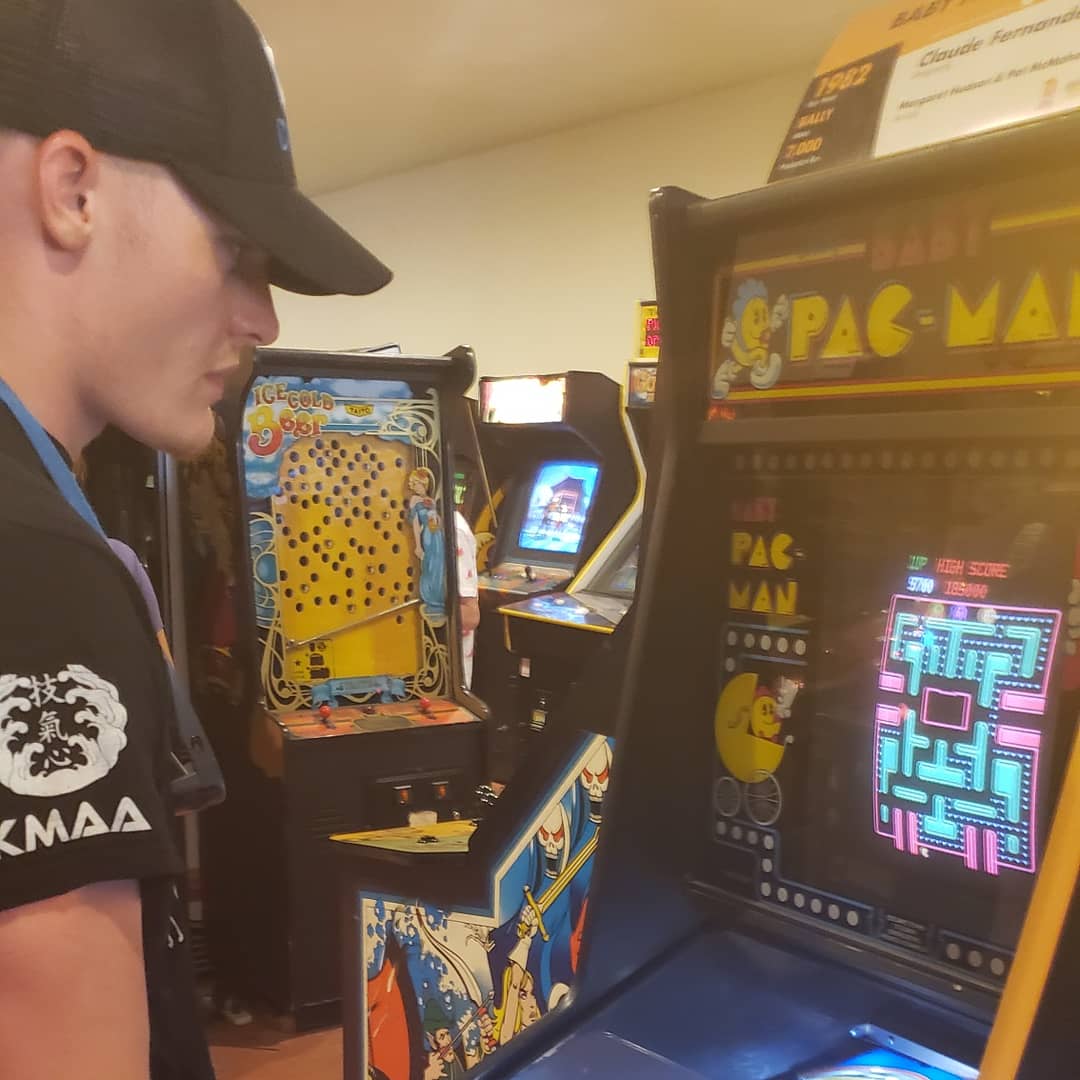 RealHellAkitty's tweet photo. I think everyone who has even glanced at my page knows I'm a nerd. Lol. 
When I travel I try to find 2 things, local doughnuts, and an arcade. This arcade had tons of retro games to play. 
What is your favorite arcade game ?
.
.
#gamers #mmafighters #NERDS #Friday #arcade https://t.co/VKAmN92jRp