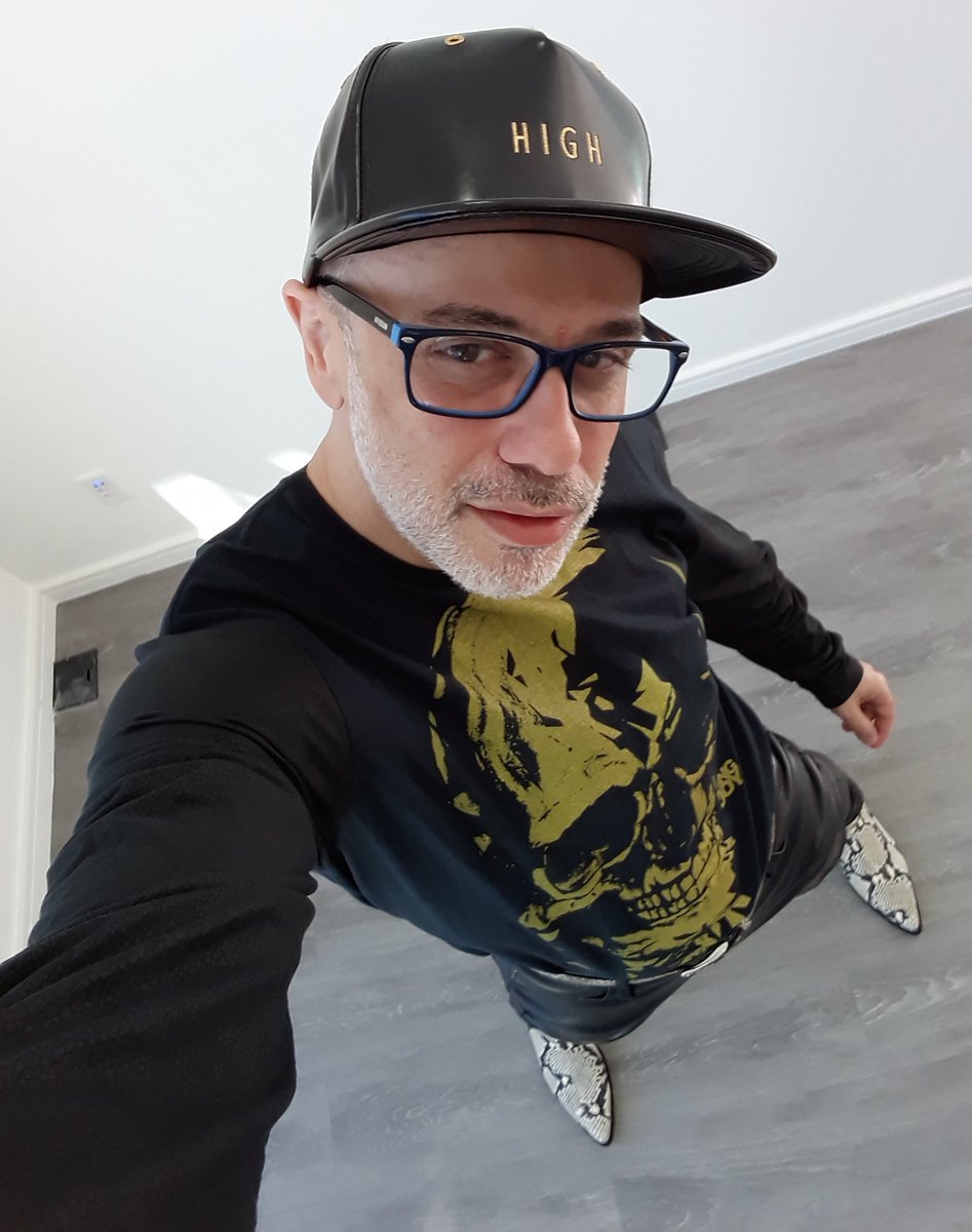 marcostosti1's tweet photo. Great Friday guys!
#style #StyleOfDay #stylefashion #menswear #Mensfashion #mensfitness #StreetStyle #lfe #streetwear #ifestyle #gay #gaysp #gaypride #gayfashion #fashion #fashionista #fashiongay #Bears #bearsfashion #BeardedBeauties #beardsmen #beards #beardsgay #gaybeards https://t.co/JQnaFX2ULH