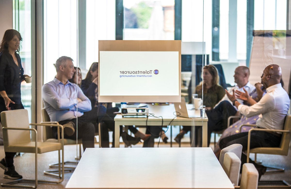 TalentsourcerNL's tweet photo. Wij van Talentsourcer hebben nu dé zomeractie waarmee jij na je vakantie weer helemaal bij bent. Hoe? Wij geven gratis #kennis weg! Hoe we dat doen? Je leest het hier: https://t.co/tvLDKClcVC https://t.co/qYvXQsPsUE