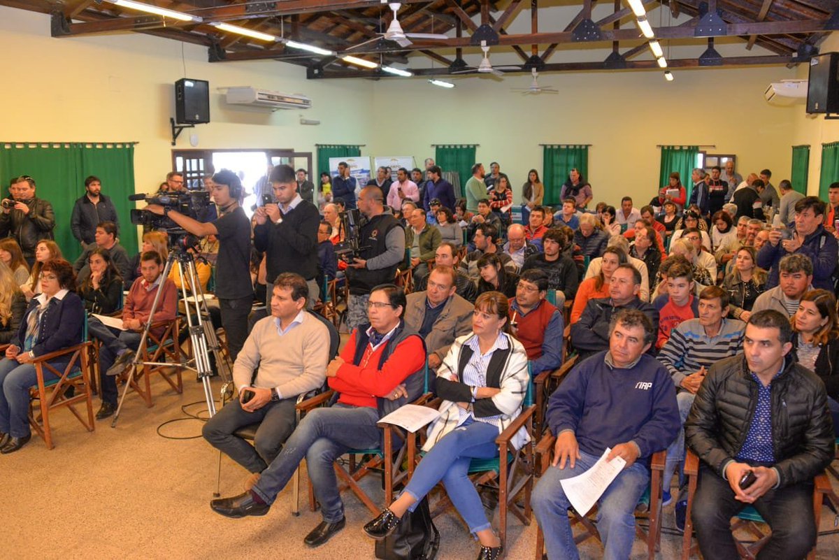 URCentro's tweet photo. #SáenzPeña ➡️ @domingopeppo entregó créditos del CFI, para productores y comerciantes que fueron afectados en la emergencia hídrica. 👉 Ya son más de 280 créditos y 1500 productores asistidos en toda la provincia.👏 #ChacoAvanza

@SecEmpleoChaco @NataliaMustillo @BojanichJulio https://t.co/lK1Ik1LWr6