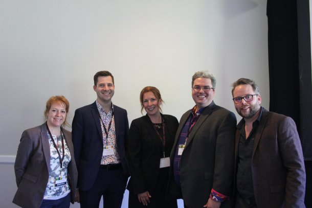 Je réalise ma recherche de maîtrise sur un projet original avec la + belle gang qui soit😃 
Le 6 juin, notre équipe présentait le #Chronoscope au congrès de l’<a href="/archivistesQc/">AAQ</a>
Découvrez-le vous aussi dans cet excellent résumé👇🏾 bit.ly/30KIi7v 

#crowdsourcing #patrimoine