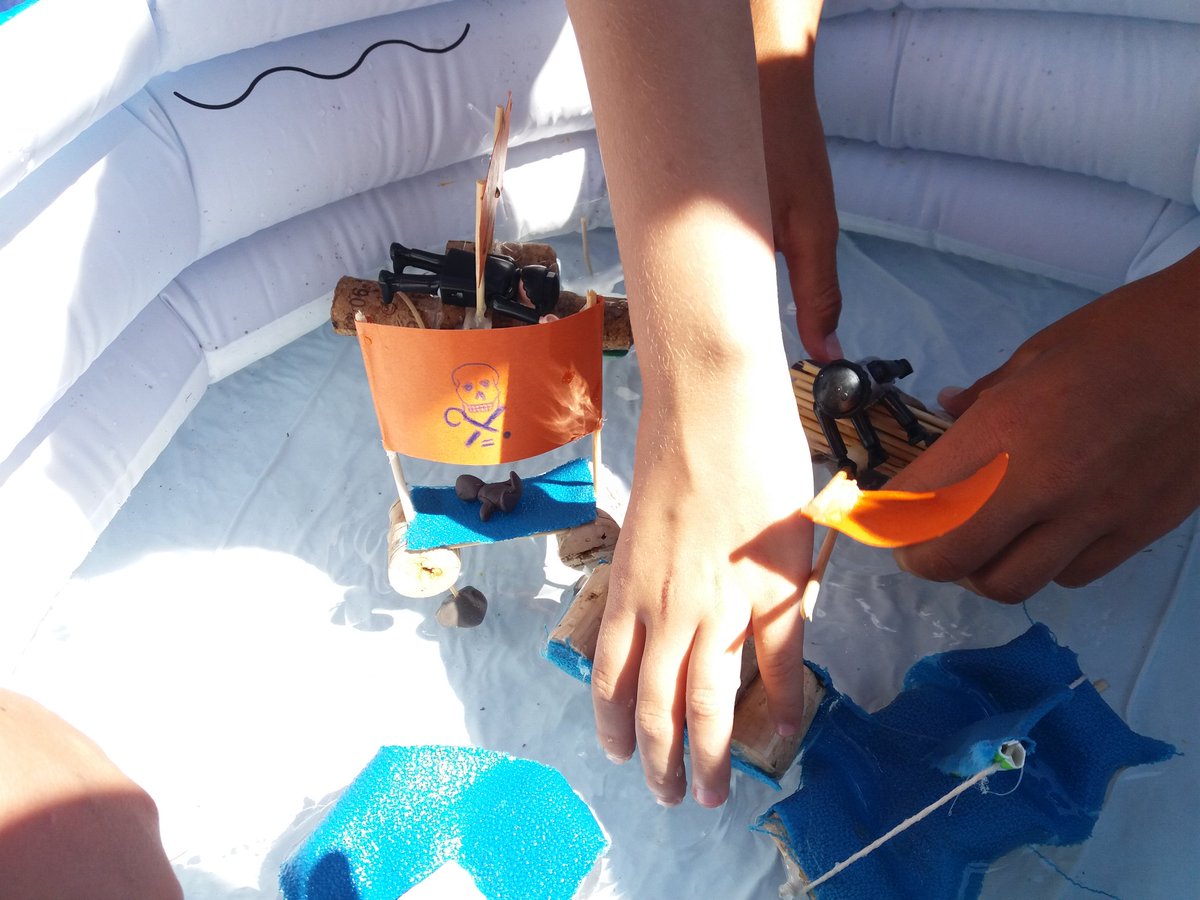 RobertutilitR's tweet photo. [DIRECT] #APDNA64 Dernier jour à la plage de #Biarritz avec @RobertutilitR : on parle #acidification, on termine une maquette du #littoral, on construit des petits #bateaux et on organise une pagaille navale ! #experimentation #fun @apdnaq @Ville2Biarritz @debrouillotwit https://t.co/B3QZZzXeVU
