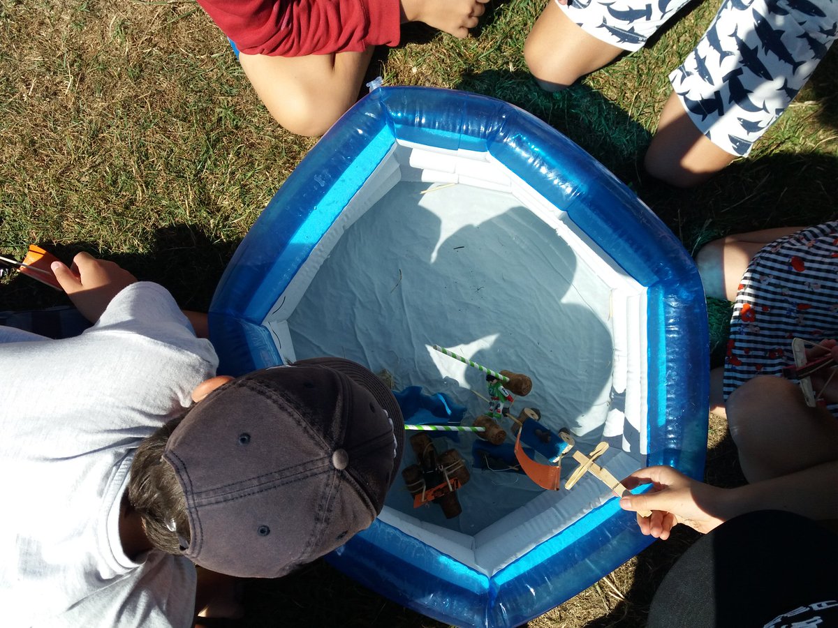 RobertutilitR's tweet photo. [DIRECT] #APDNA64 Dernier jour à la plage de #Biarritz avec @RobertutilitR : on parle #acidification, on termine une maquette du #littoral, on construit des petits #bateaux et on organise une pagaille navale ! #experimentation #fun @apdnaq @Ville2Biarritz @debrouillotwit https://t.co/B3QZZzXeVU