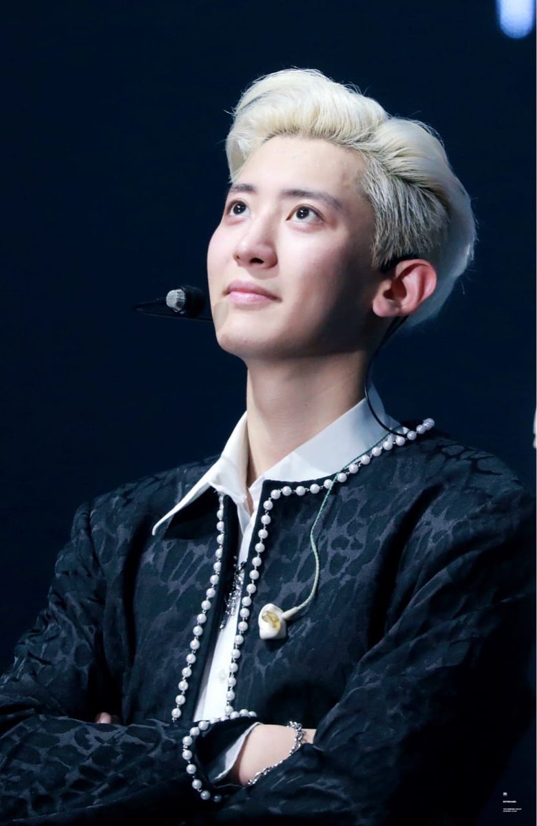 ExoHalu's tweet photo. - aku ingin mengatakan sesuatu malam ini dan aku ingin kalian semua menjadi saksinya. Untuk perempuan yang disana, perempuan yg selalu menemaniku selama ini, perempuan yang selalu ada untuk ku, will you marry me?

#EXplOrationinSeoulDay1 
#CHANYEOL https://t.co/qb8UveEIRR