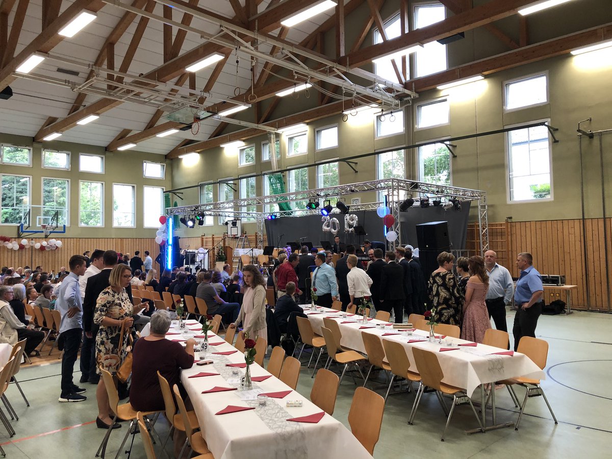 NastalyM's tweet photo. Abschlussfeier der RS Scheßlitz in der Seehofhalle mit besten Ehrung #partnerschule #ausbildung @SiemensDE https://t.co/JyzMJFf5aR