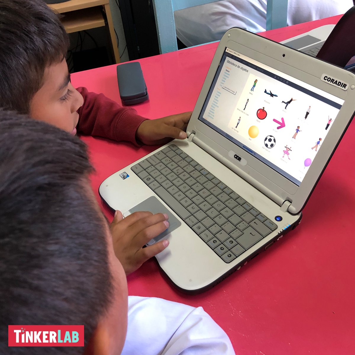 instcrescer's tweet photo. No #TinkerLab, alunos de escolas da Argentina, do Brasil e do México criam seu próprio videogame usando o software @Scratch, que permite que eles vejam de maneira simples como funciona a programação. #CompromisoDisney https://t.co/KVHvt6K8SU