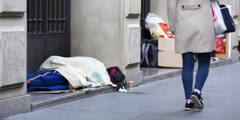 ArrelsFundacio's tweet photo. Hi ha recursos suficients perquè ningú hagi de viure al carrer? A #BCN has de destinar moltes hores a desplaçar-te per anar d’un recurs a un altre. No hi ha serveis suficients de dutxa ni per deixar les teves pertinences, i encara menys per dormir. #ningúdormintalcarrer https://t.co/ZbbDAhqWXZ