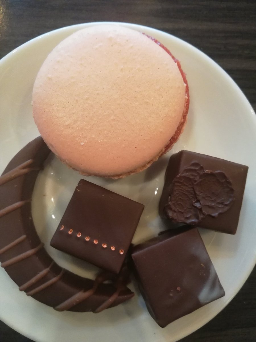 AmelieLeFloch's tweet photo. P'tite douceur, chocolat noir #BackToBlack avec un macaron à la fraise de Plougastel ! #OnlyTheVeryBest 😋 https://t.co/ksCMpLXXBt