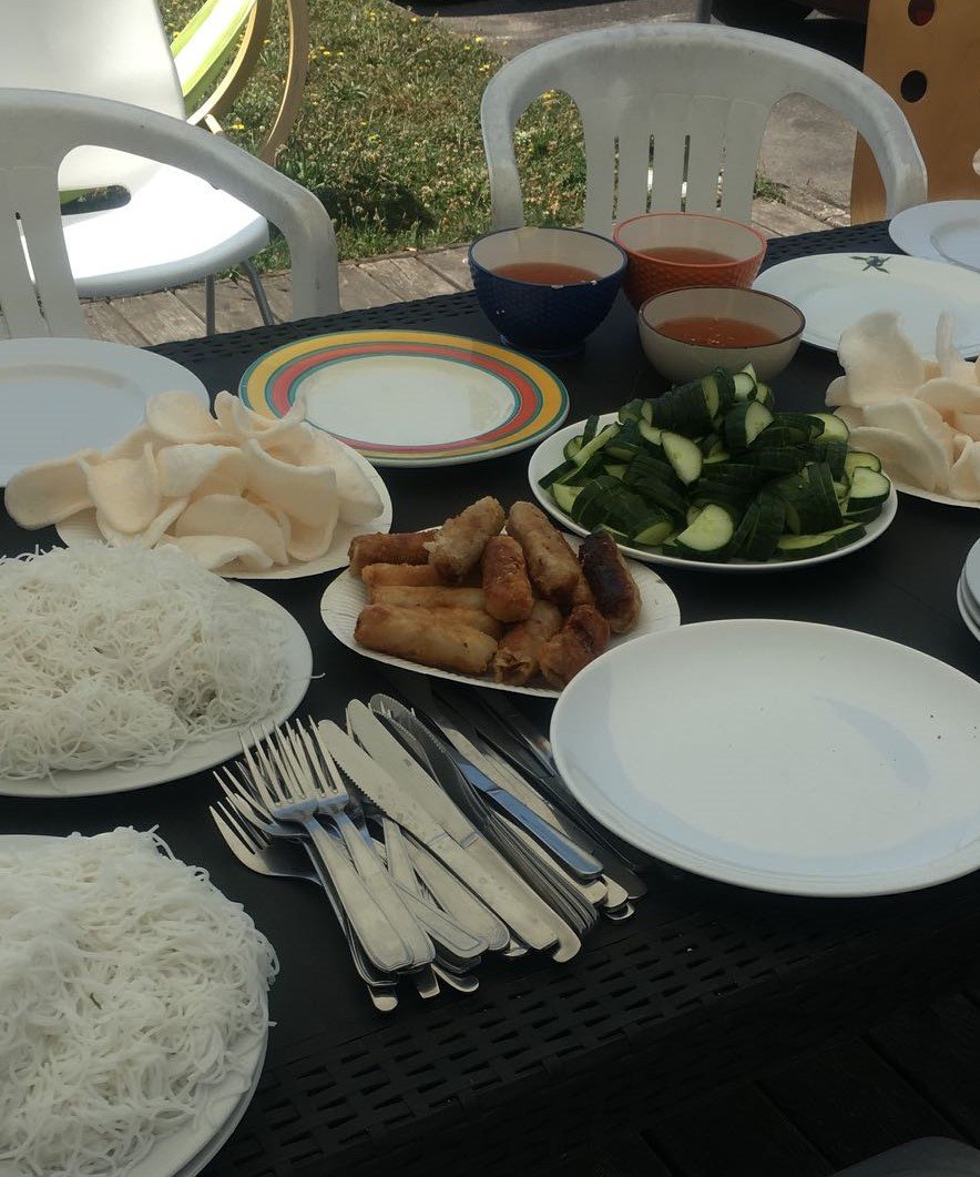 odiwi's tweet photo. La saison des repas entre collègues, sur la terrasse de l'entreprise, à commencé ! Une façon de renforcer la cohésion d'équipe 💪😎 #sun #happiness #food #smile #octopusTeam https://t.co/hVBgJKWI7Z