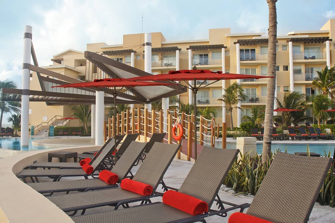 BecknerJordan's tweet photo. @FiberBuiltUmb Contempo Umbrella combines a modern silhouette with the comfort of shade. This umbrella provides excellent visibility of view and shielding relief from the sun. #hospitalitydesign #marketumbrellas #stylishshade #contempo #Umbrella #summer #PoolTime https://t.co/GgtMtbdY26