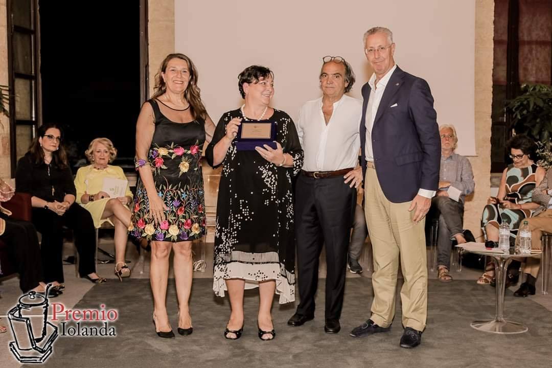 Roberta Libero mentre le stanno dando la targa di riconoscimento le ricette della memoria! Complimenti Roberta e complimenti al tuo libro La Scatola di Latta.
#premioiolanda