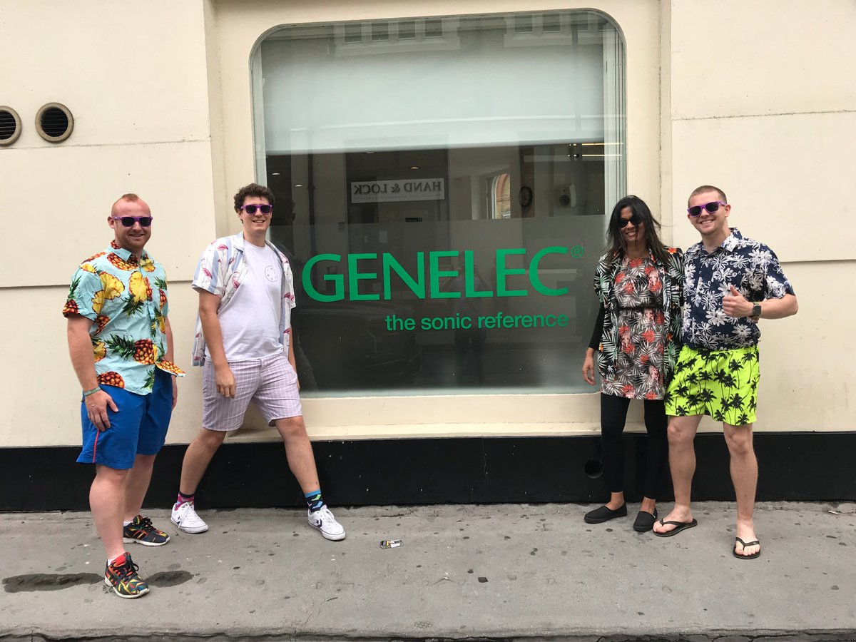 ScrubW1's tweet photo. Summer party ready! @hhbcomms 🏖️☔️ https://t.co/NrzbHSZZ0H