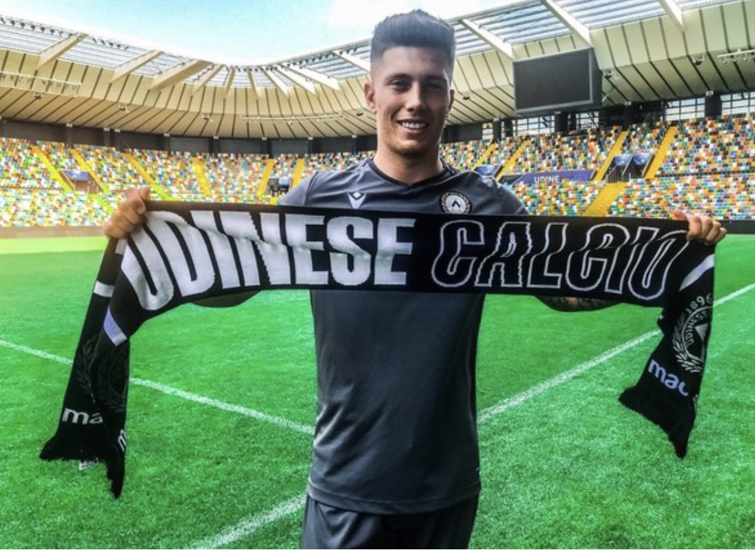 Cristo ya posa con la bufanda del Udinese.