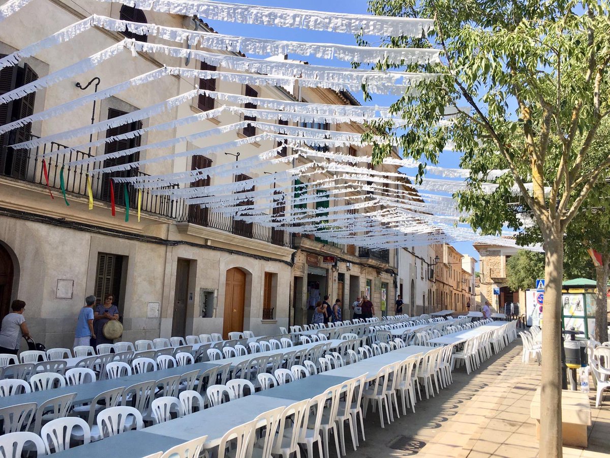 Tot apunt pel sopar a la fresca 2019. 2.100 persones i 20 grups preparats per al playback... molts d’anys i bones festes de Sant Jaume!!!