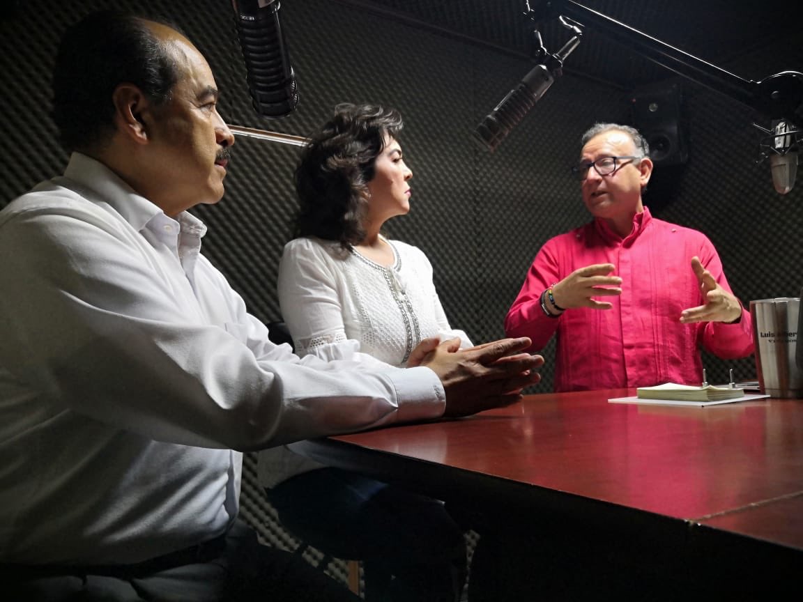 COLUMNAVIVEROS's tweet photo. Platicamos esta mañana con @IvonneOP quien asegura, ganarán elección, devolverán el @PRI_Nacional a la militancia y denunciarán a gobernantes corruptos, empezando por los priistas que sean señalados. Coincide en el reto, @JoseEAlfaro #LasNoticiasEnKaliente https://t.co/tkUqmdEw2C