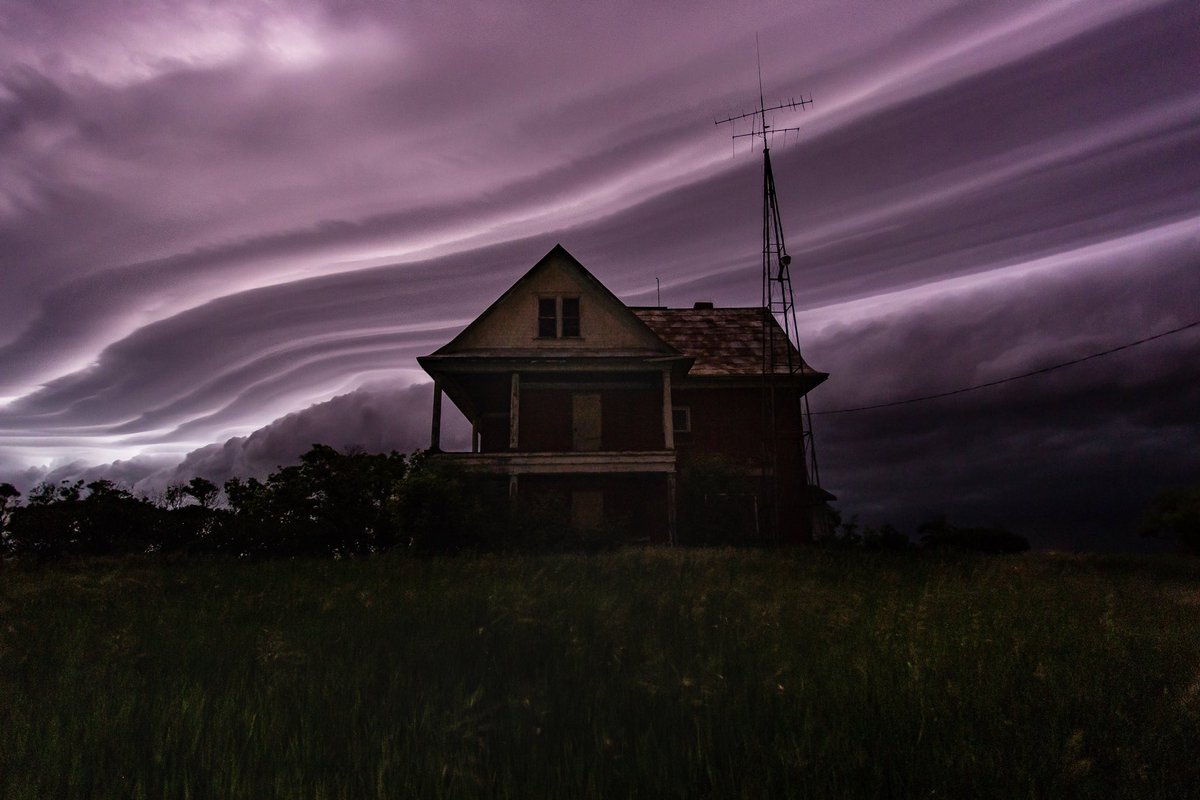 MisheylaIwasiuk's tweet photo. This squall line blasted through SW, Manitoba on July 1st. 

#MBstorm
#AbandonedManitoba 

⁦@aaronjayjack⁩ https://t.co/IfKk31cD9Z