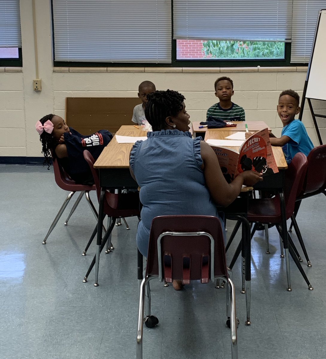 ShanellLA_'s tweet photo. Our scholars were busy bringing literacy to life through art this morning. What a way to finish strong at last day of Freedom @apsBAMOAcademy @beingmslittle @Robinviews @wardellhunterED #PowerUP19 #NoSummerSlide https://t.co/H0ViVDO5Zx