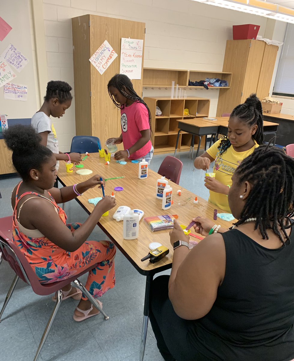ShanellLA_'s tweet photo. Our scholars were busy bringing literacy to life through art this morning. What a way to finish strong at last day of Freedom @apsBAMOAcademy @beingmslittle @Robinviews @wardellhunterED #PowerUP19 #NoSummerSlide https://t.co/H0ViVDO5Zx