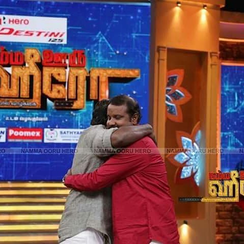 ShouldersManic1's tweet photo. #நம்ம ஊரு ஹீரோ நிகழ்ச்சியில் அண்ணன் #விஜய் சேதுபதி உடன் #தோள்கள் மாணிக்கபாரதி. #Vijaysethupathi #suntv #KarthikSubbaraj https://t.co/gizxsAQcMU