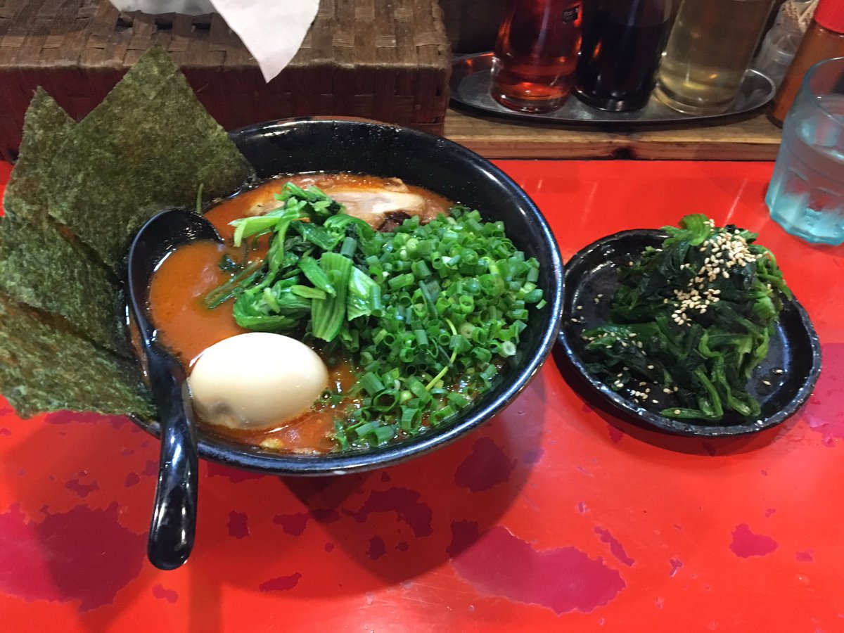 MarcoYossy's tweet photo. #晩麺
#家系ラーメン
#介一家
#燃えよドラゴンラーメン
#レベル4
最近、タピオカの第3次ブーム？あと、シビレ系の 花椒らーじゃん がどの業種でも持て囃される中、ブレ無い辛さが心地よい。ほうれん草増し、味玉、青ネギトッピング…絶妙だ。
たまに、なんで家系ラーメンは、ほうれん草なんだ？と思う https://t.co/SlmpvufCSQ