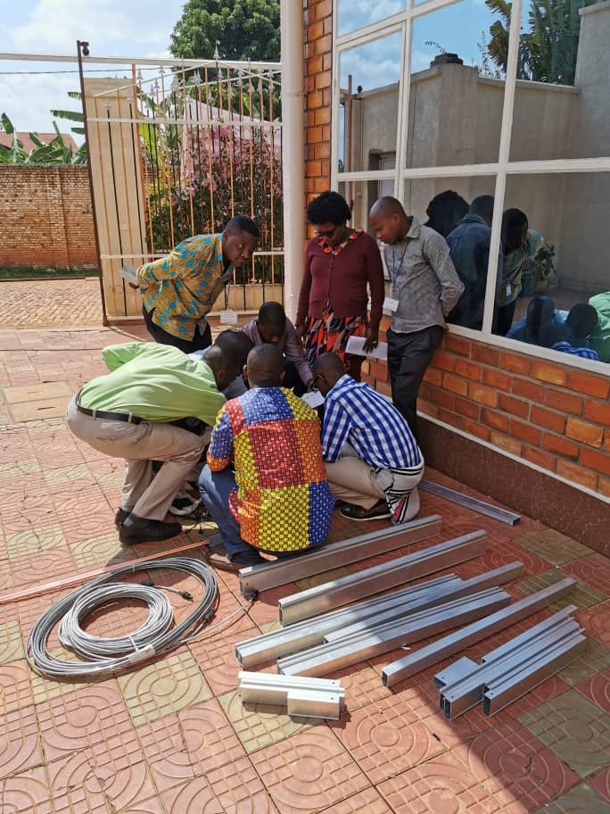 LOGIVAC's tweet image. 2/2 1ère session de formation en Chaîne de froid solaire : début des travaux pratiques pour les participants, actuellement à Ngozi au #Burundi. @gavi @unicefsupply @mspls_bdi @htraore3 @PplthatDeliver @oms_burundi