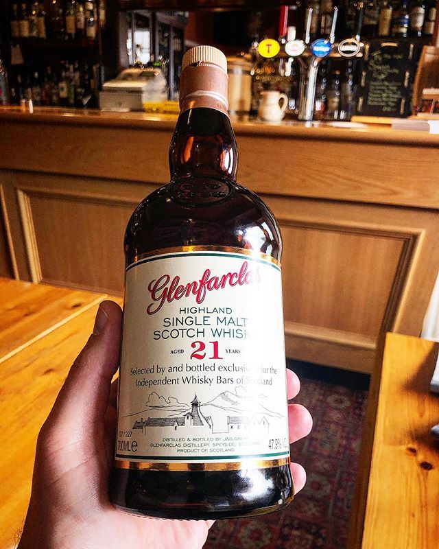 hostejoeri's tweet photo. Lush #glenfarclas #21yearsold selected by and exclusively bottled for the independent #whiskybars of #scotland courtesy of @thehighlanderinn #speyside #spiritofspeyside https://t.co/TmReorG0Dp https://t.co/5pRBDgMQJP