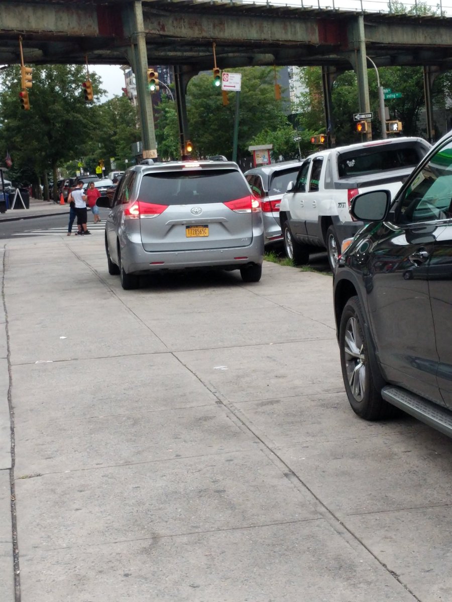 Reported_NYC's tweet photo. Toyota Sienna Limited driver T728565C parked illegally near 341 Grove St on July 18 and has been reported to #nyctaxi. This is in Brooklyn Community Board 04 & #NYPD83. #VisionZero https://t.co/jSCmJGj66K