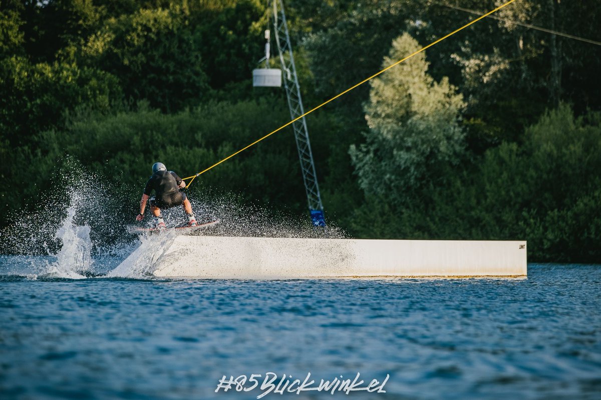85Blickwinkel's tweet photo. Sauberer Ollie On von Markus👍🏽 
Der @Wakebeach257 bietet perfekte Trainingsbedingungen! Danke auch an #unitparktech für die cooles Obsticals 🤙🏽#wakeboarding #85blickwinkel https://t.co/xHBhxxgO9Z