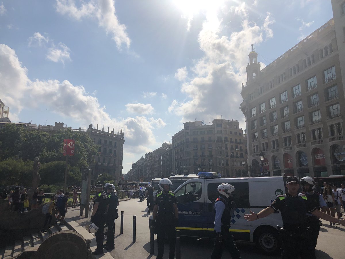 Hortence15's tweet photo. Estoy pasando por Plaza Catalunya y no se lo que pasa hay más de 30 coches de policía bajando al metro 😮 https://t.co/59tfwTIzGc