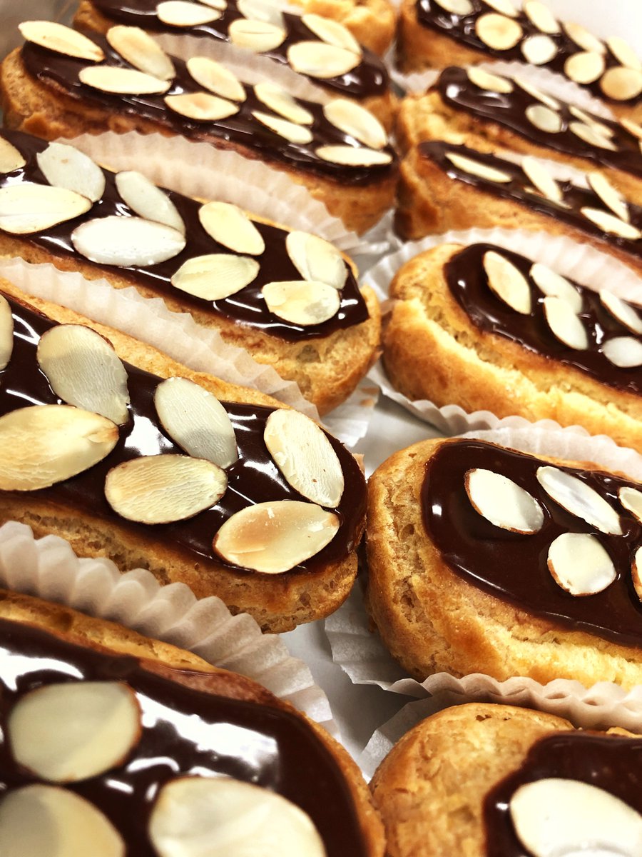 FoodShaws's tweet photo. Petit Éclair de Chocolate ☕️🎀 Dulce toque para tus eventos ✨ Ordena las tuyas en cualquier Shaw’s o por mensajito! #artisannnaturalfoods #choux #eventossv #letsparty #localspecialty #partysnacks #PartyTime #sancks #ShawsalaMedida #ShawsTodaUnaTradición https://t.co/jHsaDZEidt https://t.co/bJMuueEhRA