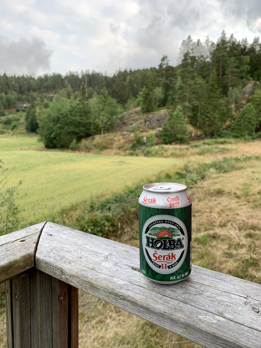 Olloven's tweet photo. Pivovar #Holba fra Tjekkiet har siden 1983 brygget #Šerák, som er en letdrikkelig, maltet pilsner. Holba er en by i Jeseníky-bjergene. #ØLLØVEN #dagensøl https://t.co/9aod5OP83s
