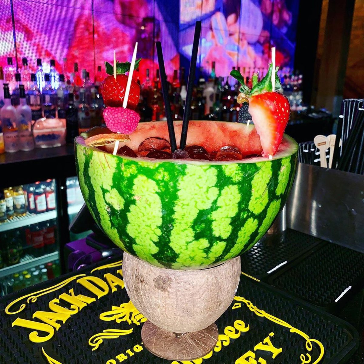BambuuEssex's tweet photo. #Repost @reclusecolony
・・・
Would much rather be sipping on another of these delicious #MelonCrush #cocktails from @smokeysshack than working today!
.
.
.
.
🍉🍹#watermelon #tropical #cocktail #melon #fruity #fruit #smokeysshack https://t.co/S8Y4bTf9P6