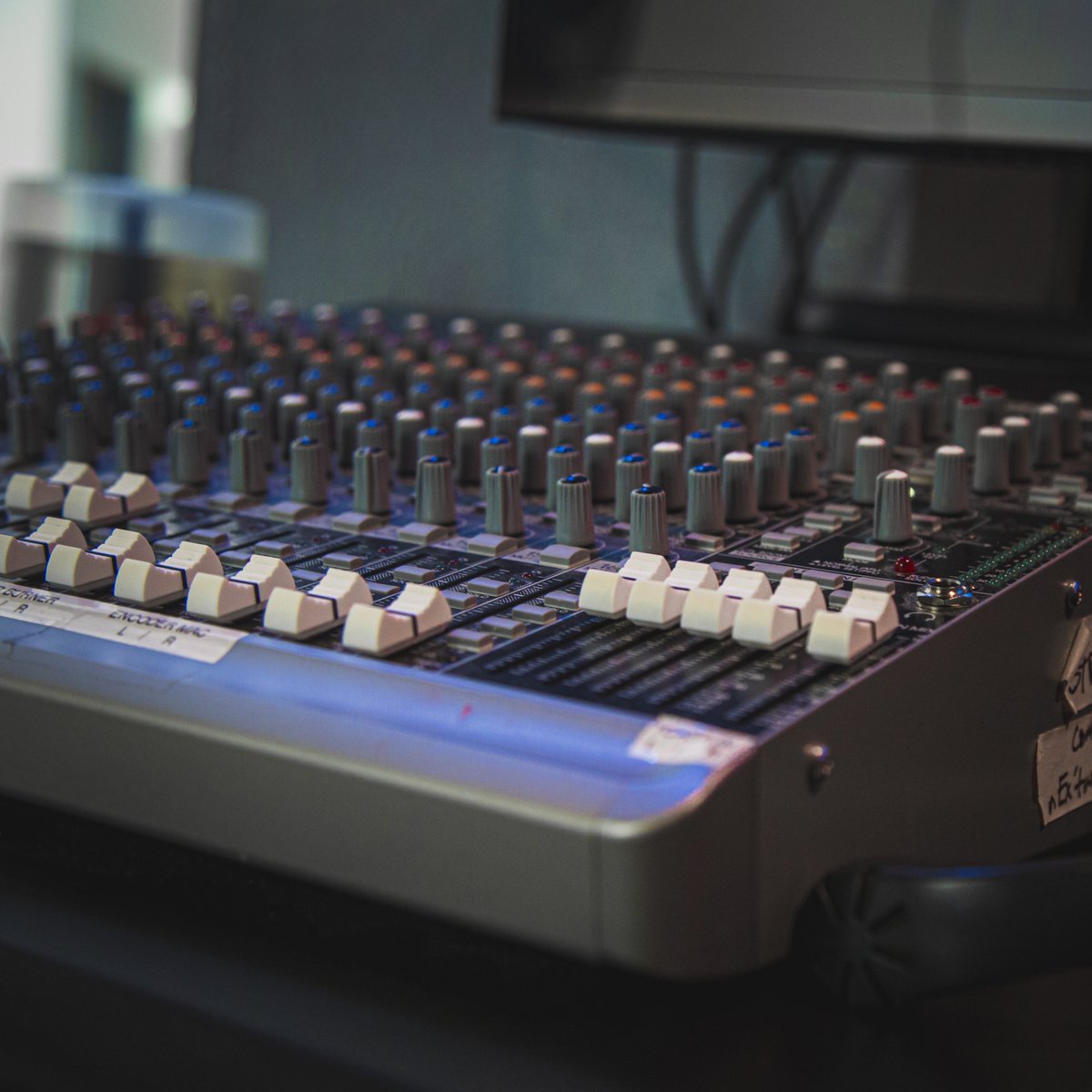 saeinstituteusa's tweet photo. It’s about that time again! 🔥🎚#FaderFriday
.
.
.
#fadar #tgif #audiophile #audioengineer #studiolife https://t.co/EUPbxuh0ur