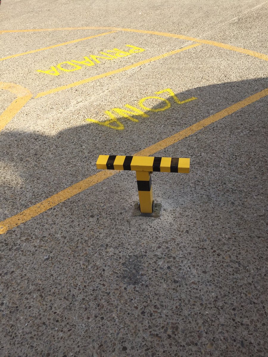 encima's tweet photo. Esto es lo que permite el gobierno del Ayuntamiento de Tarifa pintar zonas privadas y obstáculos por la cara pero eso si multa a los estacionados en la acera del mismo lugar una vergüenza caciquismo andaluz y e https://t.co/ybTRrHrTsT