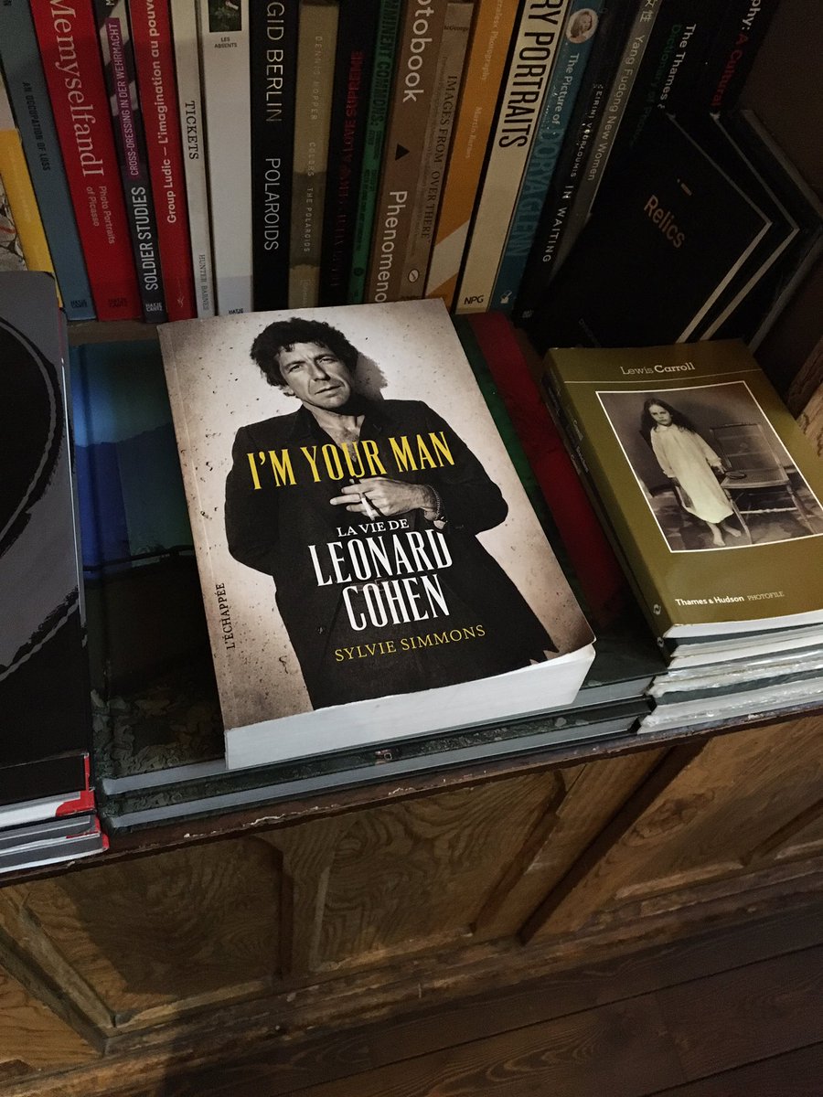 S_Chillas's tweet image. Un livre aperçu à la librairie de Porto #fierté