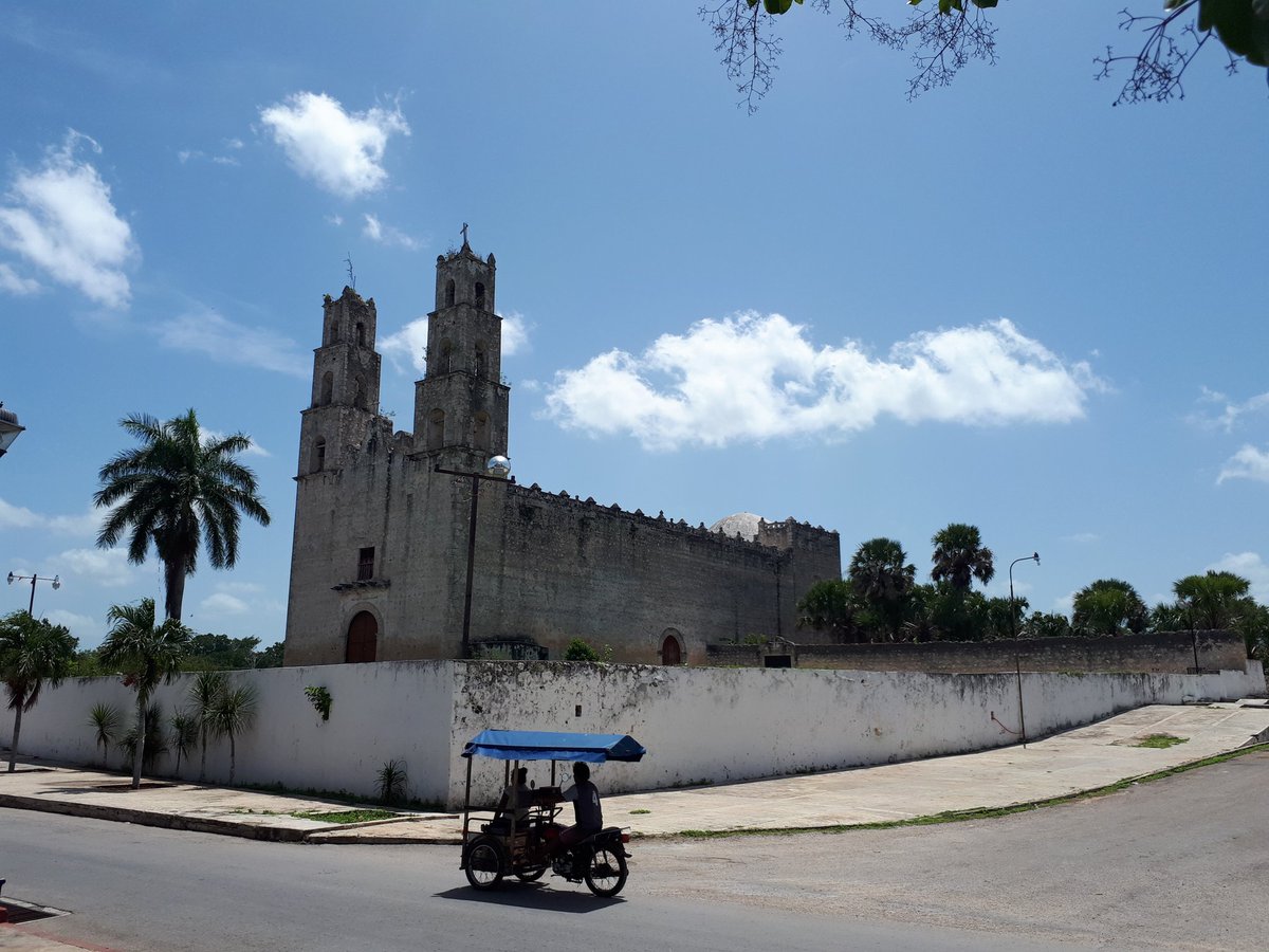elChilamBalam's tweet photo. Es imponente el templo católico de #Hocaba, #Yucatan. Una mole de casi una manzana, y lo mejor es que el edificio no ha sido restaurado (al menos por fuera) y la piedra original puede apreciarse a simple vista. Conoce a #LosPueblosMayas https://t.co/zshfXcjzb9