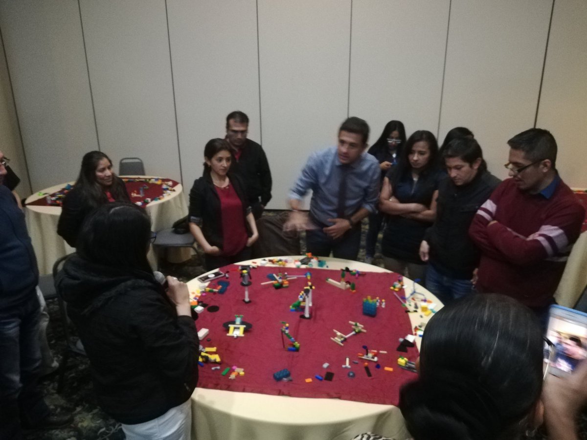karlozkordova's tweet photo. #Playandbuild #utpl #ugti de la mano con nuestro aliado #centurylink excelente taller https://t.co/r0z3hQ0lNV