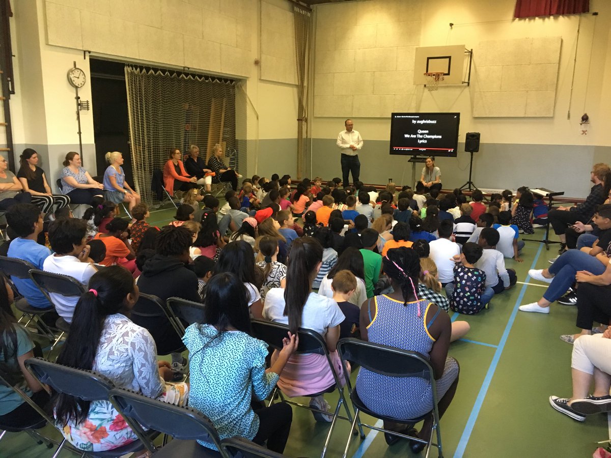 hansvandervlugt's tweet photo. It is not an easy job to say goodbye to the HSV school KSS as their head of school. Lorraine Wittenberg, thanks for all the good work and we are glad you stay working for us! https://t.co/QNvPR87puX